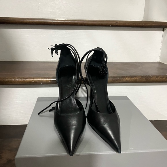 Luxury Ankle Strap Pointed Leather Pumps! - Picture 2 of 7